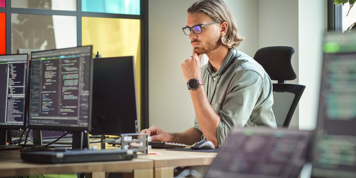 Opdrachtovereenkomst voor 16 uur per week sinds 2009 dienstbetrekking